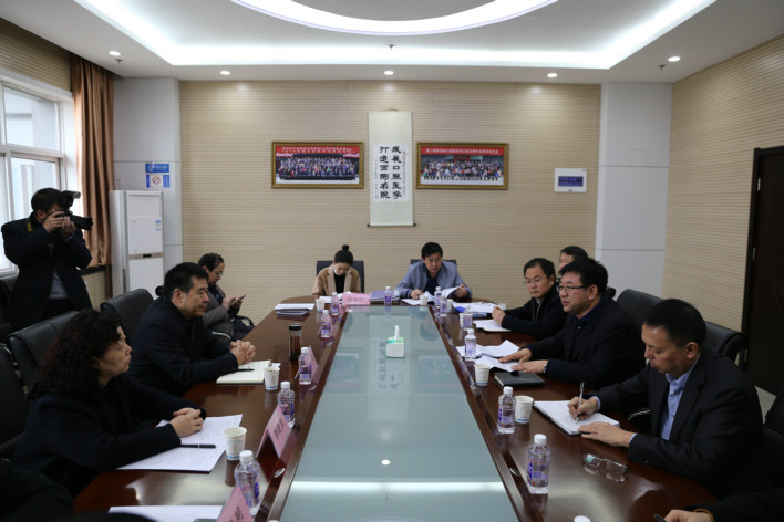 王局长市口腔医院座谈.JPG